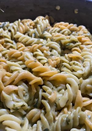 Una foto de Pastas en salsa pesto de aguacate