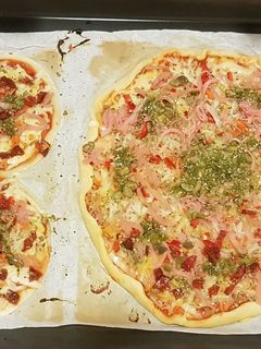 Una foto de Pizza de Pomodoro e Pesto con doble Queso