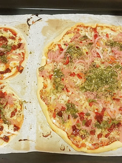 Una foto de Pizza de Pomodoro e Pesto con doble Queso
