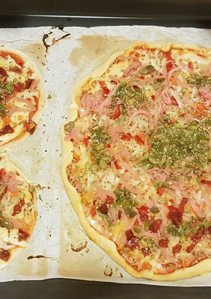 Una foto de Pizza de Pomodoro e Pesto con doble Queso