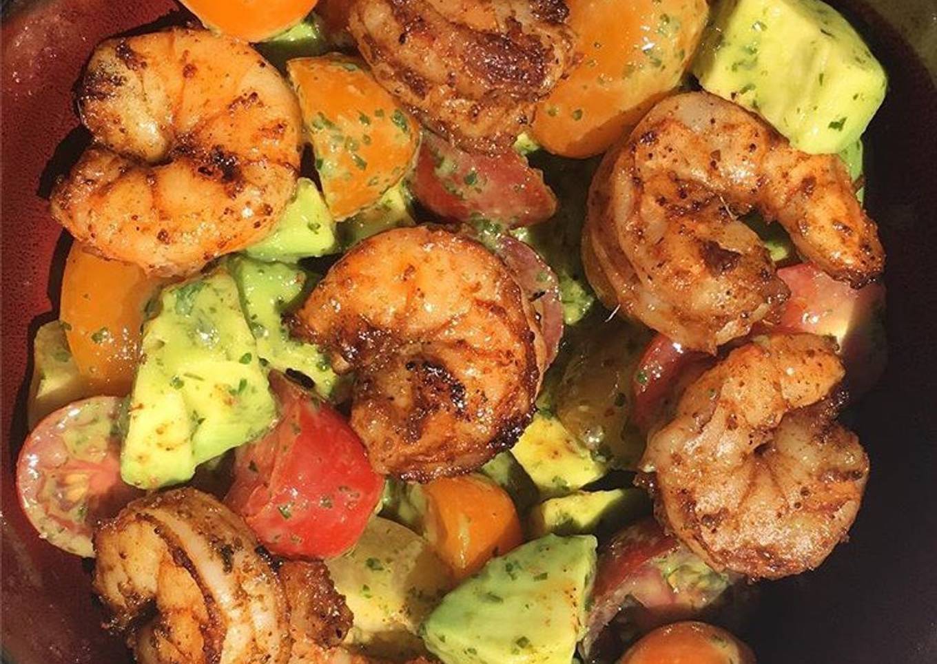 Salad with shrimp and avocado