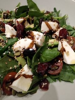 Una foto de Ensalada de espinacas, aguacate y mozzarella