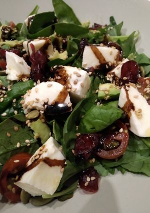 Una foto de Ensalada de espinacas, aguacate y mozzarella