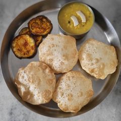 A picture of Luchi and Cholar Dal.