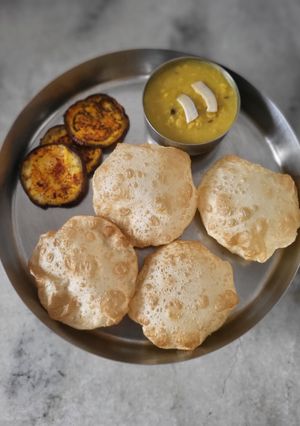 A picture of Luchi and Cholar Dal.