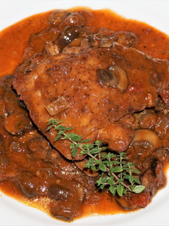 Una foto de MUSLOS DE POLLO A LA CAZADORA (CHASSEUR), FRANCÉS. JON STYLE