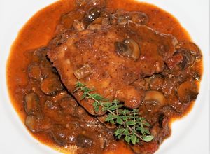 Una foto de MUSLOS DE POLLO A LA CAZADORA (CHASSEUR), FRANCÉS. JON STYLE