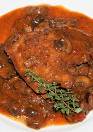 Una foto de MUSLOS DE POLLO A LA CAZADORA (CHASSEUR), FRANCÉS. JON STYLE
