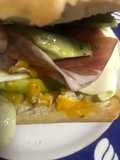Bocata de huevo frito, aguacate y jamón, "carpe diem"