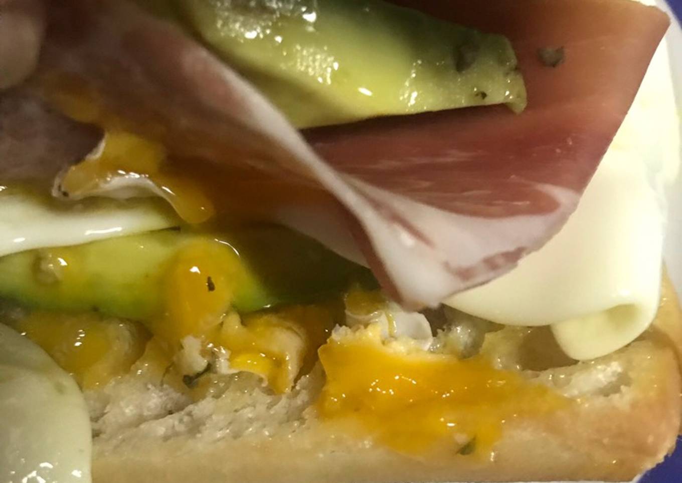 Bocata de huevo frito, aguacate y jamón, "carpe diem"