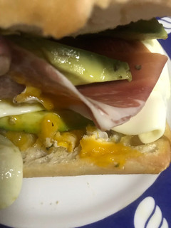 Una foto de Bocata de huevo frito, aguacate y jamón, "carpe diem"