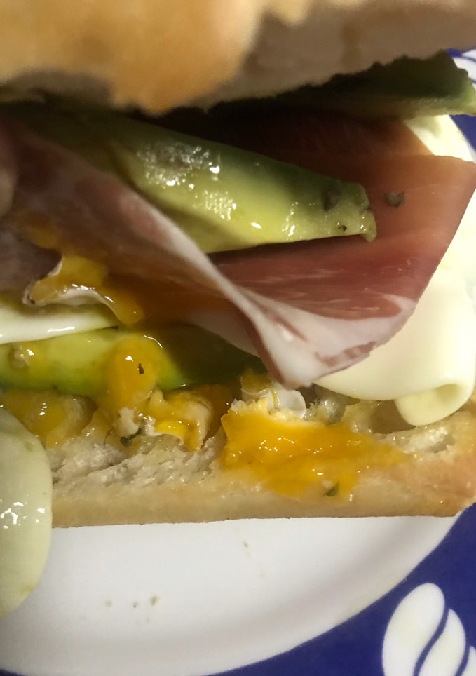Una foto de Bocata de huevo frito, aguacate y jamón, "carpe diem"