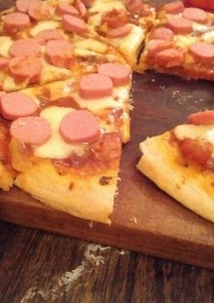 Una foto de Pizza con salchicha 