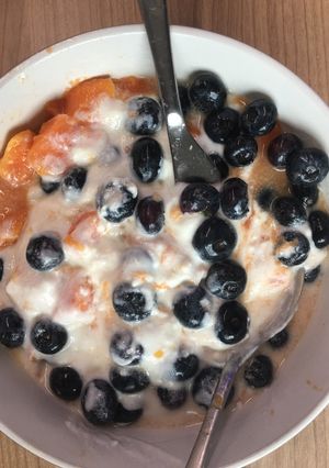 A picture of Breakfast - Blueberry, Papaya yougurt.