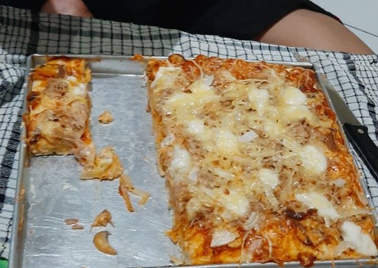 Langkah Mudah untuk Menyiapkan Pizza tuna mayo kotak 😅 yang Enak Banget