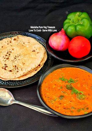 A picture of Capsicum-Onion Curry in a Yogurt-Based Red Gravy.