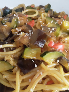 Una foto de Espaguetis con vegetales🍝🍆🥒🌶🌰🍝