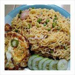 A picture of Noodles with veggies and egg.