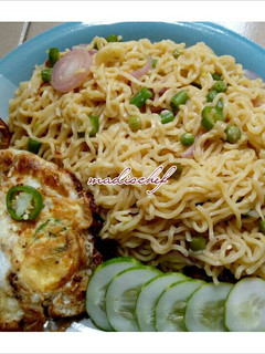 A picture of Noodles with veggies and egg.