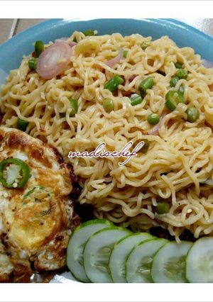 A picture of Noodles with veggies and egg.