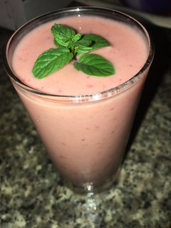 A picture of Banana, strawberry smoothie🍧.