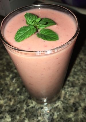 A picture of Banana, strawberry smoothie🍧.