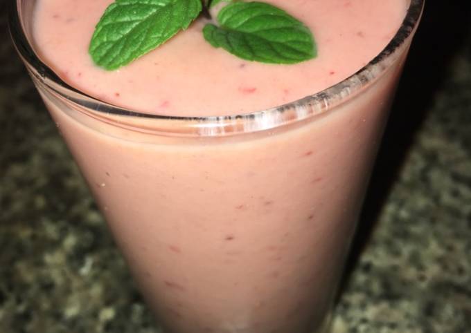 Step-by-Step Guide to Make Favorite Banana, strawberry smoothie🍧