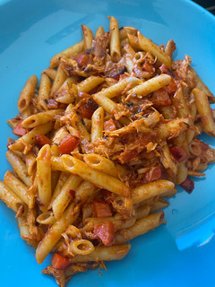 Una foto de Macarrones con atún, pimiento y cebolla