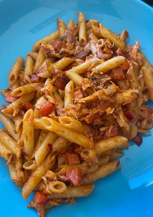 Una foto de Macarrones con atún, pimiento y cebolla