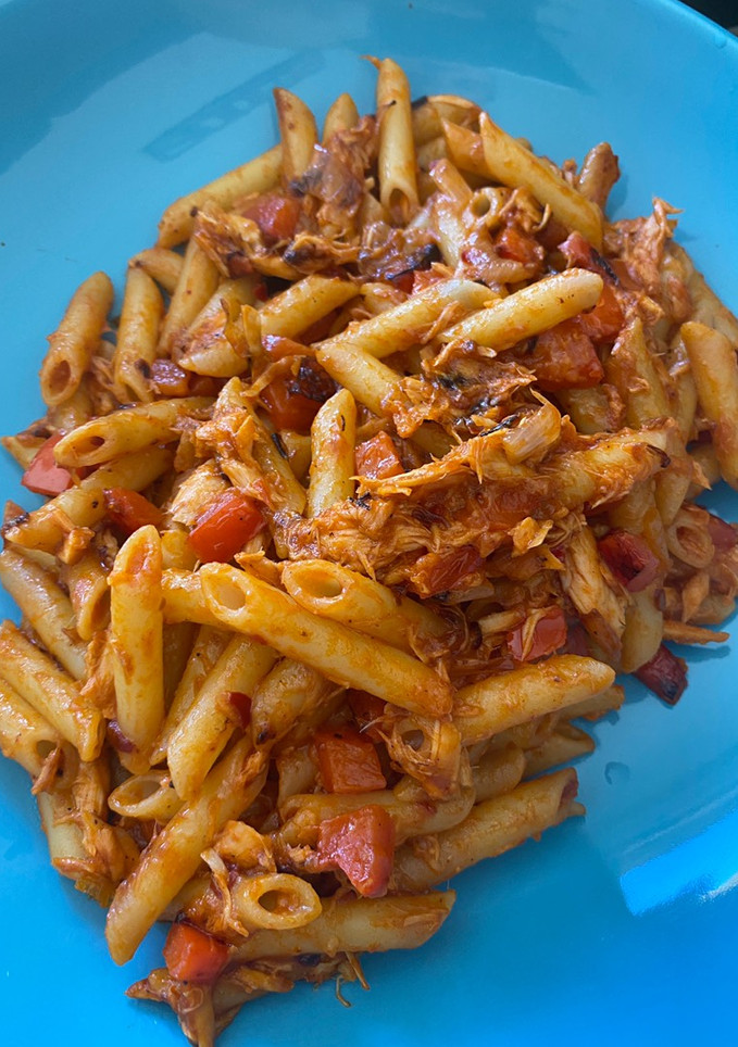 Una foto de Macarrones con atún, pimiento y cebolla