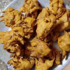 A picture of Pyaz pakora.