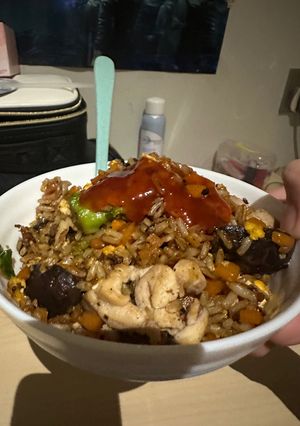 Hình của món Cơm gạo lứt rang rau củ (Stir-fried brown rice with veggies).