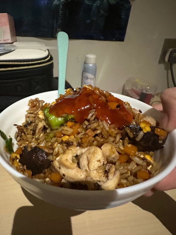 Cơm gạo lứt chiên với rau củ (Stir-fried brown rice with veggies)