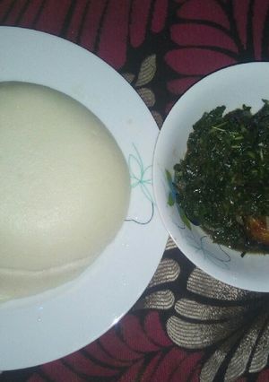 A picture of Vegetable soup and casava and corn flour amala.