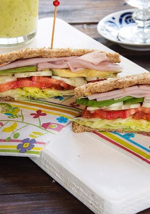 Una foto de Sándwich integral de pavo