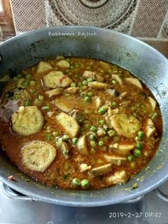 कच्चा केला और मटर की सब्जी (Kaccha kela aur Matar ki sabzi recipe in Hindi) रेसिपी मुख्य फोटो
