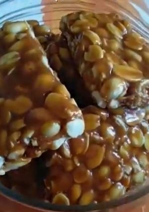 शेंगदाणा चिक्की (shengdana chikki recipe in marathi) रेसिपी चे मुख्य फोटो