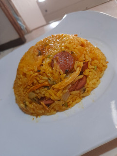 Una foto de Arroz con pollo y salchichas a mi manera