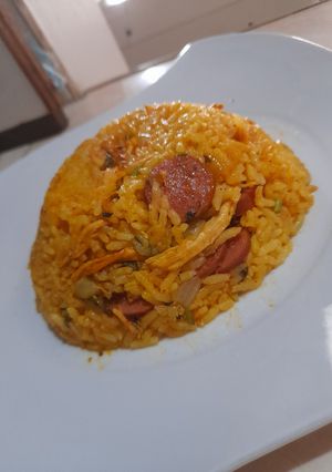 Una foto de Arroz con pollo y salchichas a mi manera