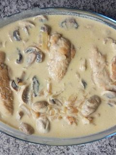 Una foto de Pollo al curry con champiñones