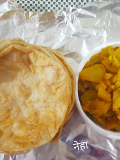 मसाले की आलू सब्ज़ी और पूरी रेसिपी मुख्य फोटो