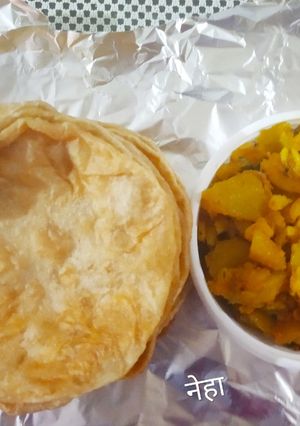 मसाले की आलू सब्ज़ी और पूरी रेसिपी मुख्य फोटो
