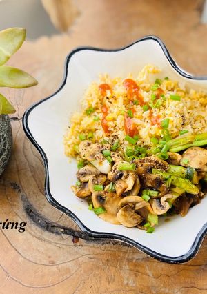 Hình của món Cơm chiên trứng nấm măng tây sốt teriyaki.