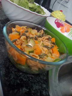 Una foto de Ensalada de pasta y verduras