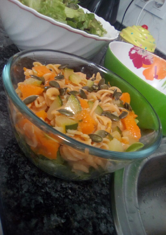 Una foto de Ensalada de pasta y verduras