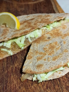 Una foto de Quesadillas de repollo y cebolla