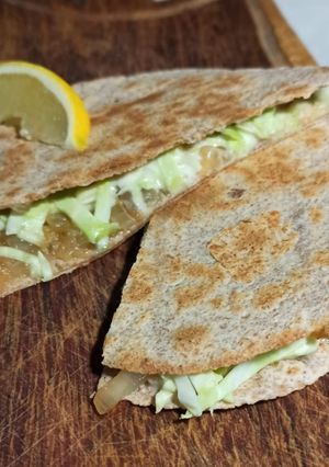 Una foto de Quesadillas de repollo y cebolla