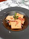 Paccheri al salame, pecorino e mirto