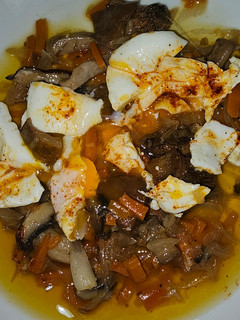 Una foto de Huevo roto en escabeche ligero de setas