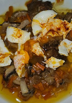 Una foto de Huevo roto en escabeche ligero de setas